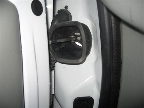 Пыльник ограничителя передней двери — Opel Vivaro (1G), 2 л, 2008 года ...