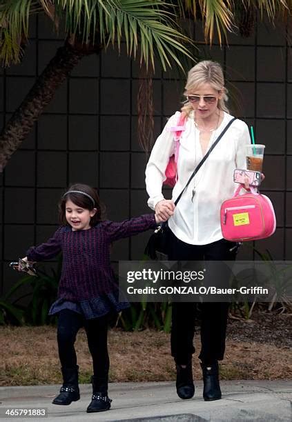 Sarah Michelle Gellar Daughter Stockfotos En Beelden Getty Images