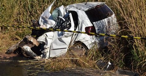 G1 Três Pessoas Morrem Em Acidente Entre Carro E Caminhão Na Go 070