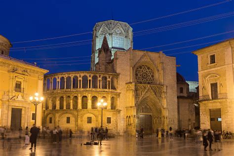 Old town of Valencia at night – free photo on Barnimages