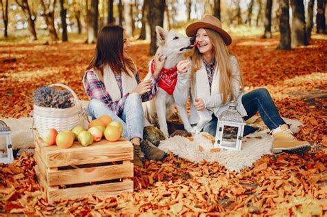 Belles Filles S Amusent Dans Un Parc En Automne Photo Gratuite