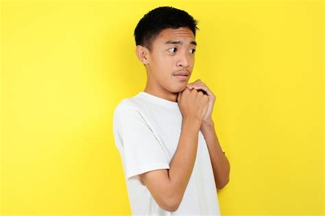 Premium Photo Shocked Face Of Asian Man In White Shirt On Yellow