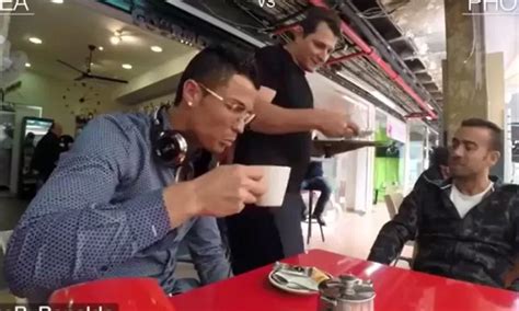 Cristiano Ronaldo fue a un café por un reto y así reaccionó la gente