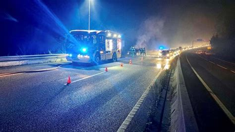 Carro incendeia se na Variante Nascente de Famalicão Portugal