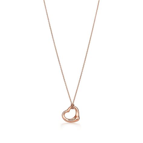 Elsa Peretti® 系列 18k 玫瑰金镶钻 Open Heart 项链。 Tiffany And Co