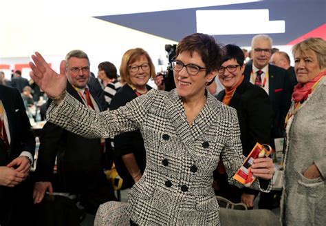 Annegret Kramp Karrenbauer Cdu Chefin Sieg Im Zweiten Wahlgang Gegen