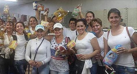 Venezolanas cruzan frontera cerrada para comprar víveres en Colombia