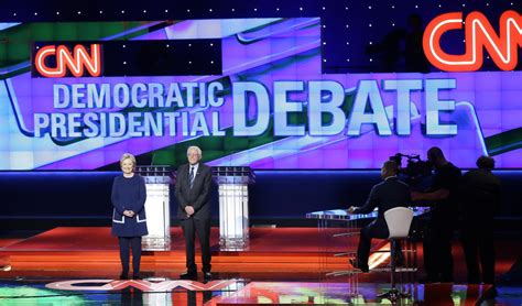 Photos Democratic Presidential Debate In Flint Mich Los Angeles Times