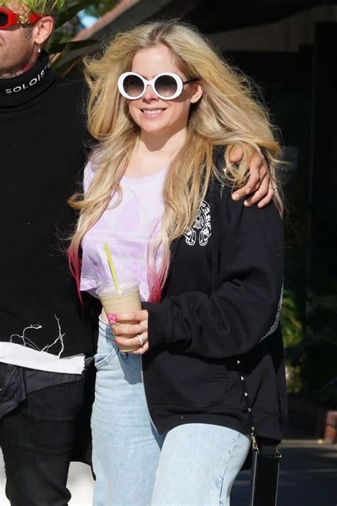 AVRIL LAVIGNE and Mod Sun Out for Coffee in Malibu 05/11/2021 – HawtCelebs