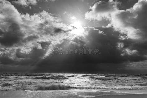 Paisaje Marino Con Enormes Olas Y Rayo De Sol En La Isla De Sylt Imagen