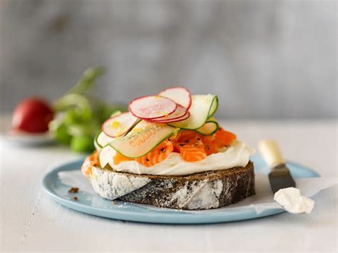 Belegtes Brot mit Frischkäse Bild kaufen 11096118 Image