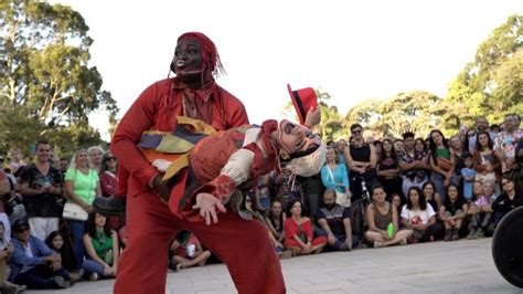 Sesc Pelotas Apresenta Espet Culo Teatral De Rua Sobre A Vida Do