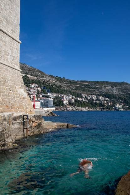 FOTO Sunčano vrijeme je u Dubrovniku izmamilo građane van a