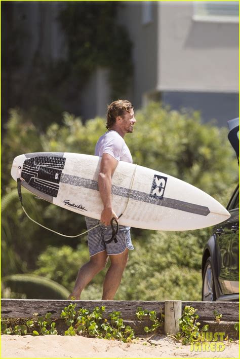 Simon Baker Goes Shirtless In Sydney Ahead Of The Mentalist Series