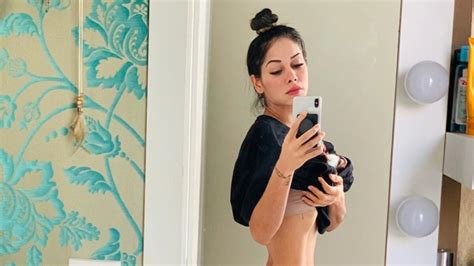 Foto Mayra Cardi posa sem calcinha e corpo chama atenção na web