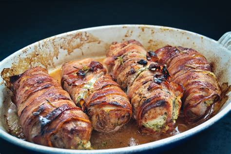 Mit Frischkäse gefülltes Schweinefilet im Speckmantel Kochen aus