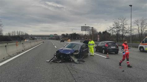 Torino Incidente In Tangenziale Ragazza Sbalzata Fuori Dal Lunotto