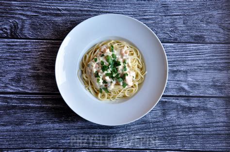 Spaghetti z łososiem w sosie śmietanowym z serem camembert przepis