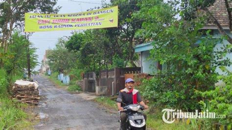 Spanduk Protes Jalan Rusak Di Cemorokandang Malang Jalan Ini Akan