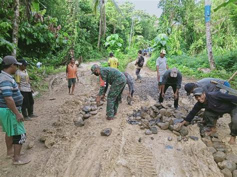 Babinsa Dan Masyarakat Kerja Bakti Perbaiki Jalan Rusak