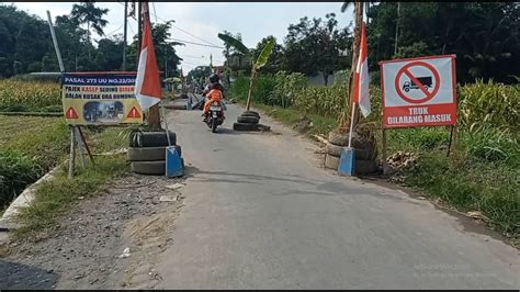 Blitar Jalan Rusak Tak Kunjung Diperbaiki Warga Pasang Bendera Merah