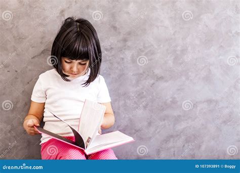 Livro De Leitura Da Menina Pela Parede Imagem De Stock Imagem De