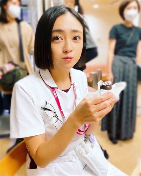 安達祐実さんのインスタグラム写真 安達祐実instagram「🍓🍓🍓 岡田将生さんからの 美味しい差し入れを 頬張る。」9月30日