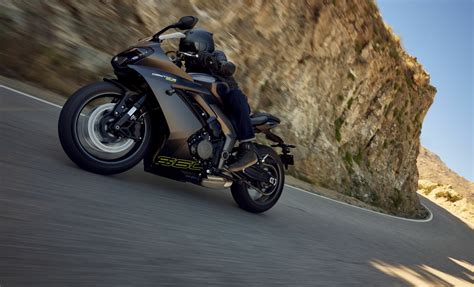 triumph launches   daytona  sportbike roadracing world