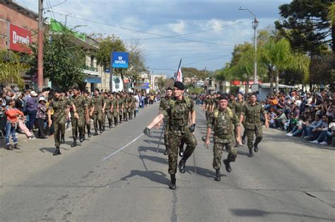 7º RC Mec participa do desfile da Declaratoria de la Independencia de