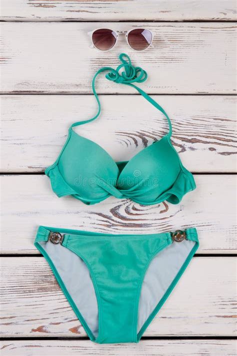 Bikini Superior Fijado En Fondo De Madera Imagen De Archivo Imagen De Traje Resto