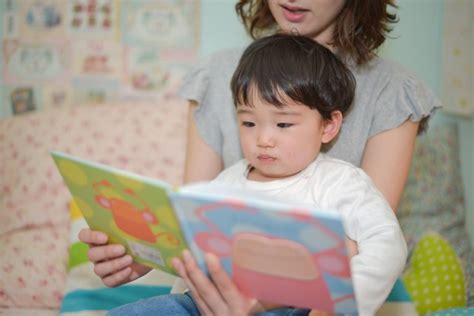 赤ちゃんに絵本の読み聞かせはいいって聞くけどいつから│子育てブック