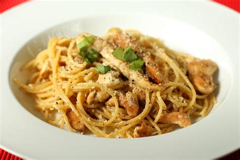 Receta de espaguetis a la carbonara con pollo fácil y rica