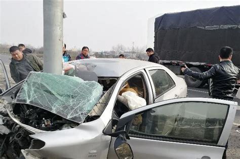 轿车撞上电线杆车头 司机身亡两名乘客受伤图新浪江西新浪网