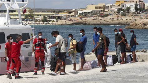 Authorities Move Hundreds Of Migrants From Overcrowded Centre On