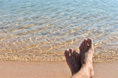 P S Na Areia Na Praia Contra Um Mar Azul Foto Premium