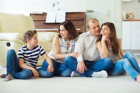 Portrait De Jeune Famille Heureuse Avec La Jolie Fille D Adolescent Et