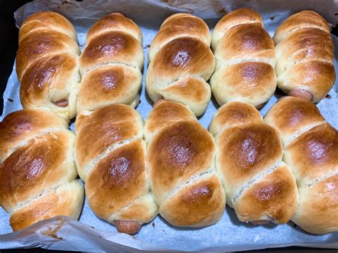 Rollò con würstel un classico della rosticceria siciliana La Cucina