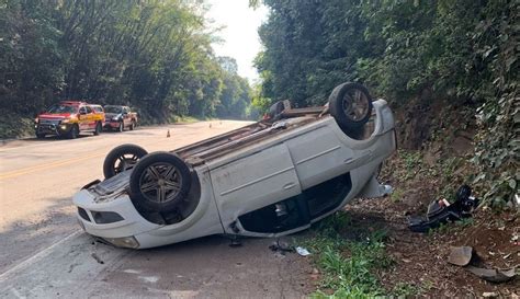 Carro Ocupado Por Cinco Pessoas Sai Da Pista E Capota Na Br Clicrdc