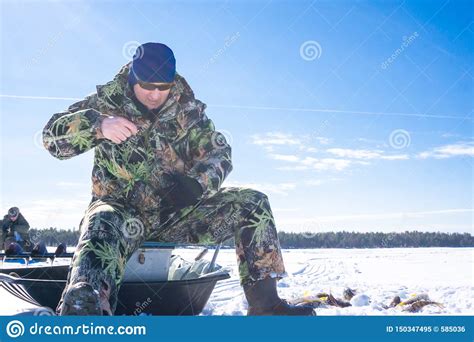 Pescador Que Pesca La Pesca Del Invierno En Un D A Soleado Brillante