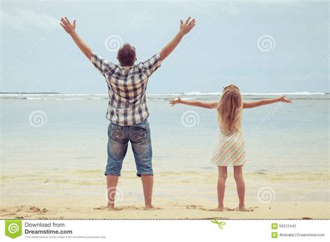 Pai E Filha Que Jogam Na Praia No Tempo Do Dia Foto De Stock Imagem