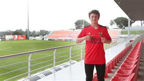 João Neves assina contrato profissional com o Benfica - Renascença