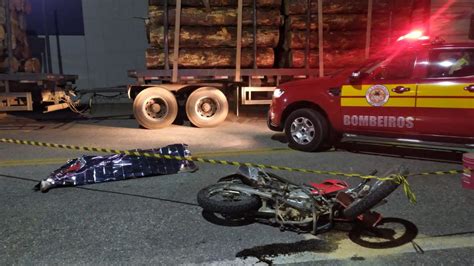 Motociclista Morre Ap S Colidir Na Traseira De Carreta Estacionada No