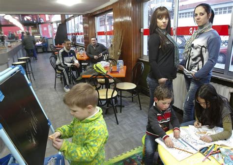 Pizarras y puzles para que los niños no se aburran ni molesten en el bar