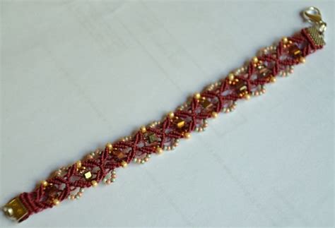 La Cesta dei lavori di LoredanaUna serie di bracciali a macramè per ...