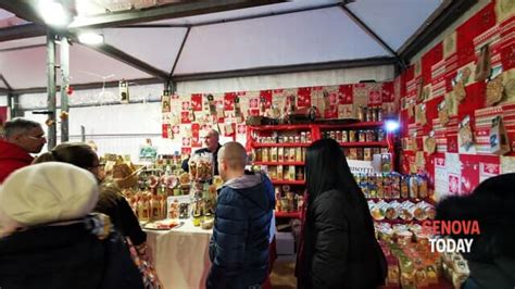 A Genova Si Accende L Aria Di Natale Tra Mercatini E Albero