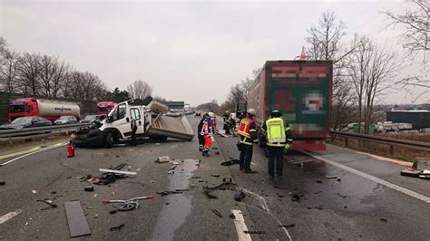 Schwerer Unfall Auf Der A Bei Unna Kleintransporter Kracht In Lkw