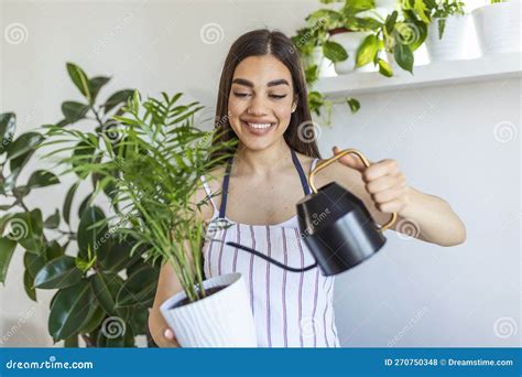 Mujer Vierte Agua En Una Maceta De Flores Que Cuida De Las Plantas De