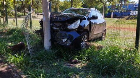 Embriagado Motorista Perde Controle Da Dire O Arranca Rvores E