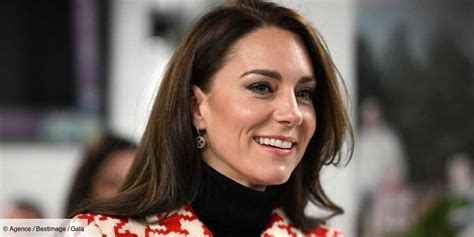 Photo Kate Middleton En Manteau Rouge Et Blanc Elle Rend Un Tendre