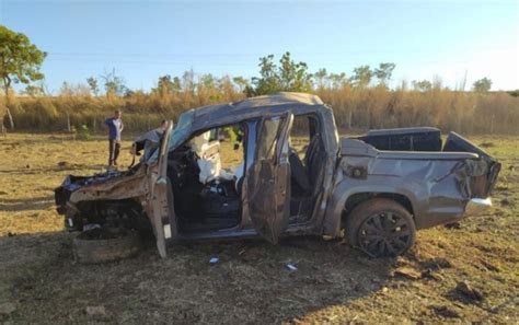 Homem morre e jovem fica ferida após caminhonete capotar na GO 010 em